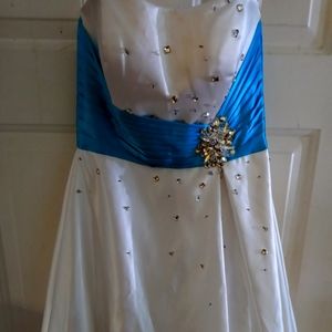 Brand new beautiful dress size 2 stock number Aooo1